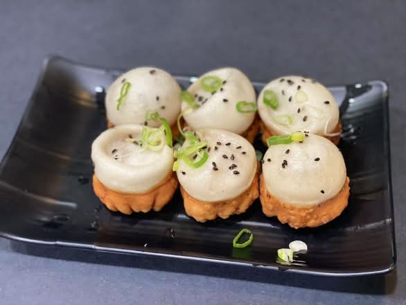 G4. Pan-Fried Shanghai Soup Dumplings / 上海生煎包 (6 Pcs)